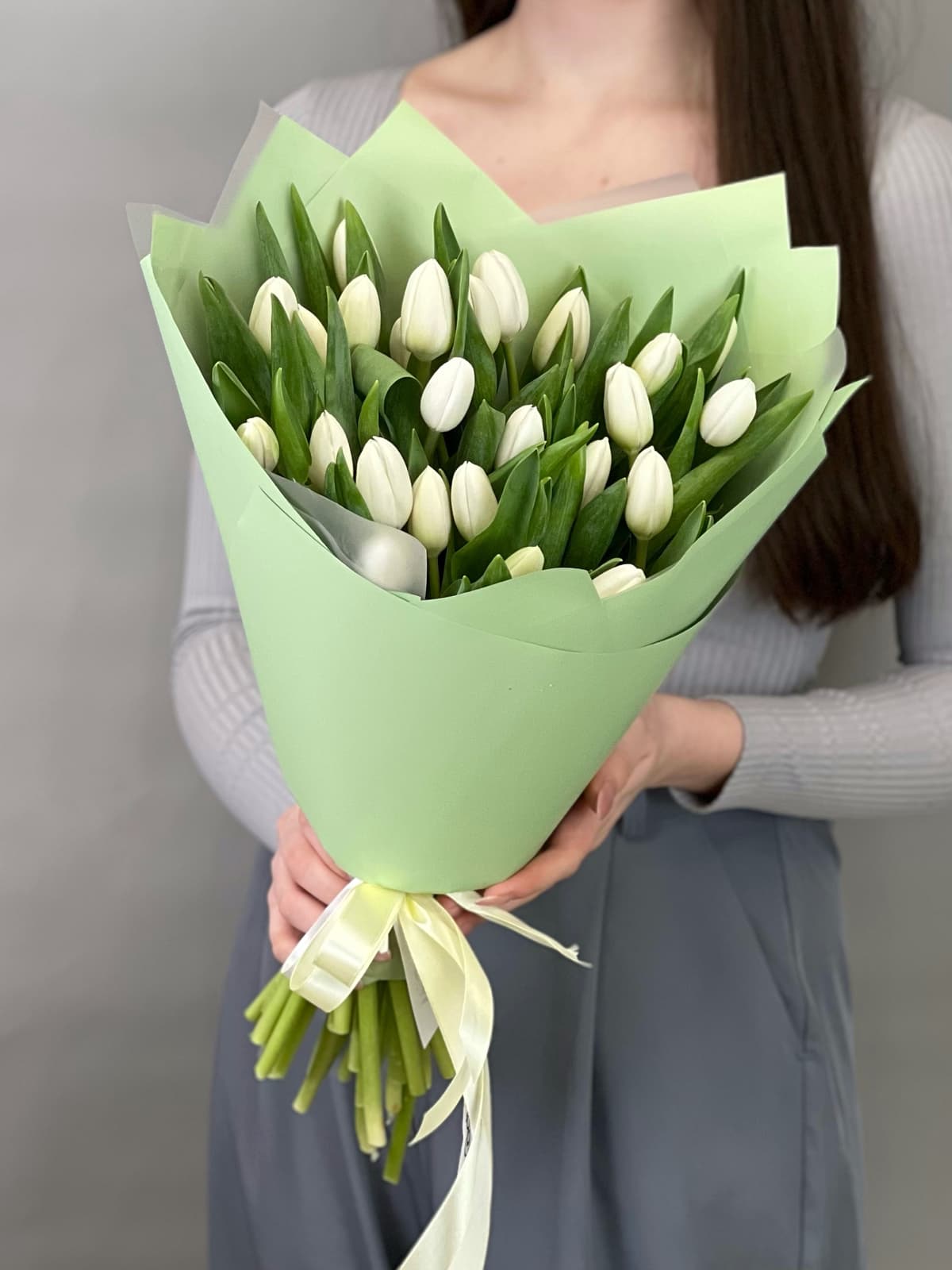 Нежный букет из 25 белых тюльпанов