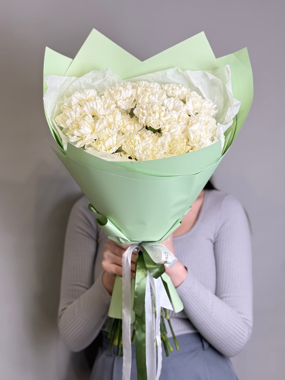 Красочный букет из 25 белых диантусов