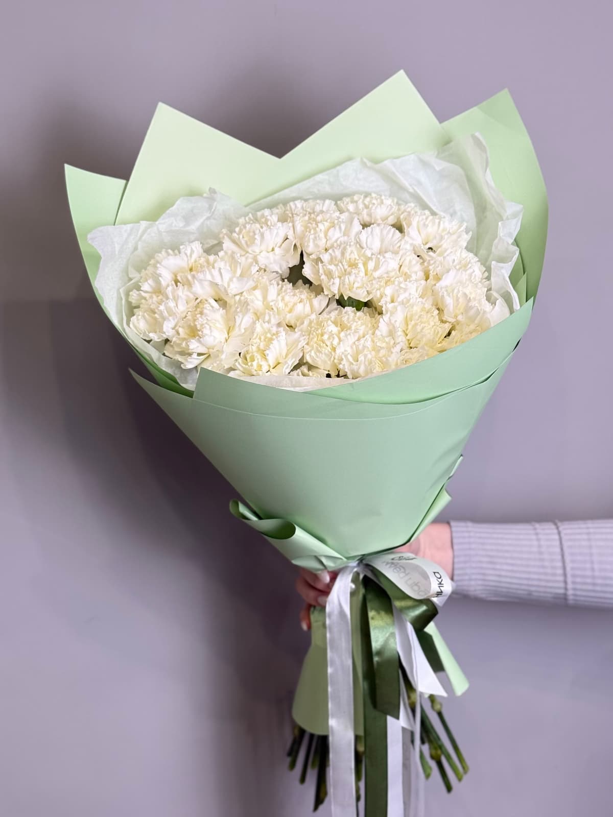 Красочный букет из 25 белых диантусов