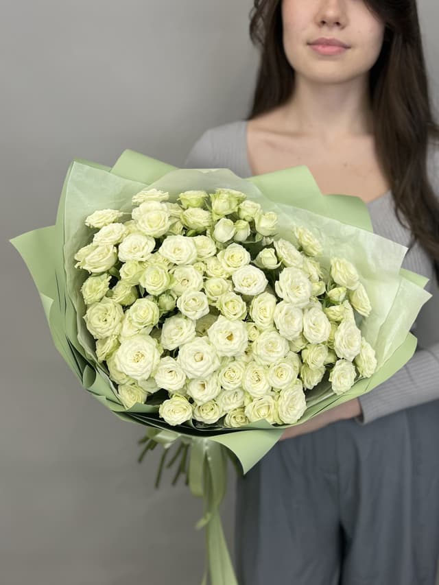 Популярный букет из 25 белых кустовых роз Популярный букет из 25 белых кустовых роз