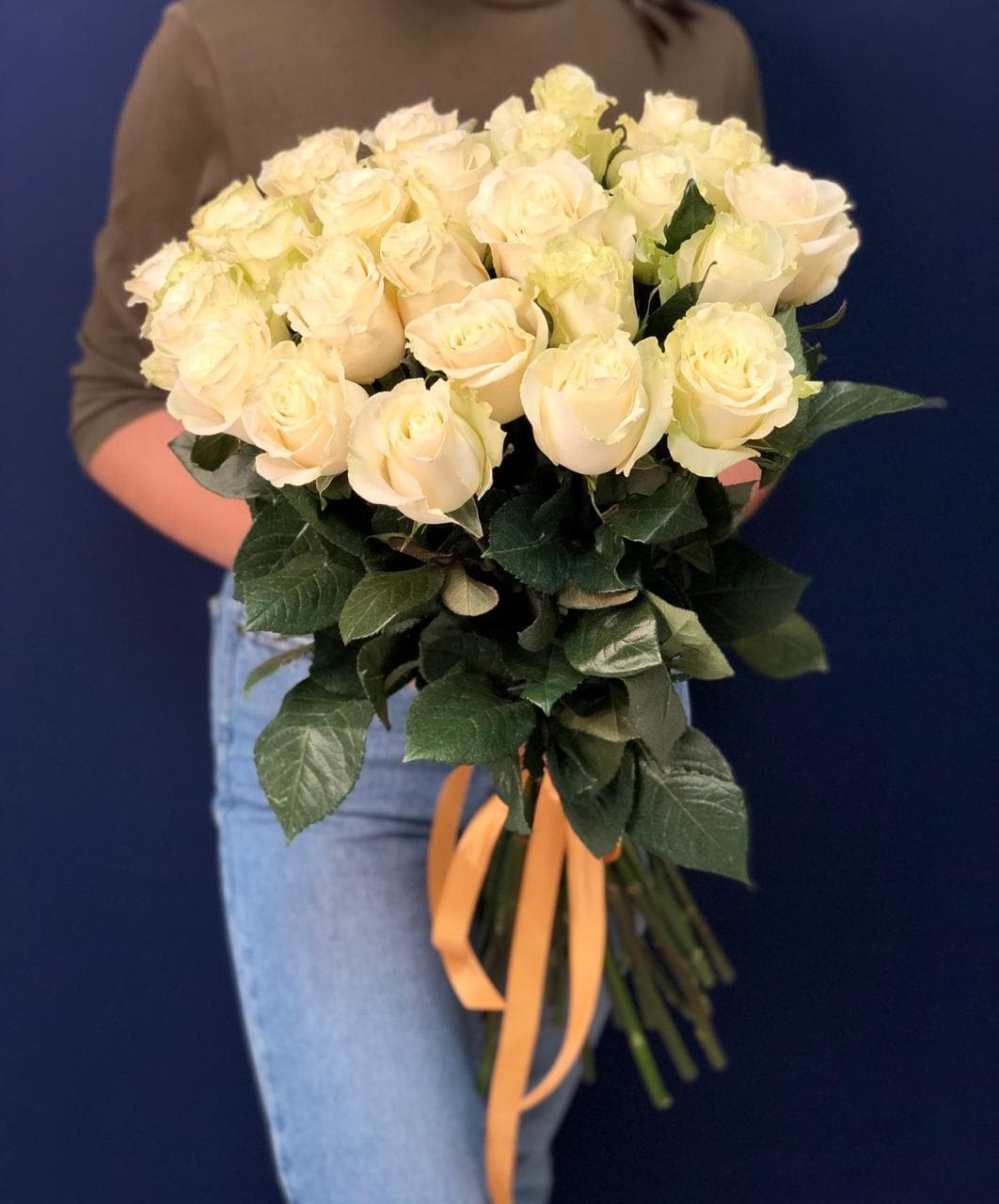 Букет из 25 белых роз Эквадор 60 см