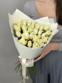 Цветочный букет из 25 белых роз Кения 35-40 см в матовой бумаге