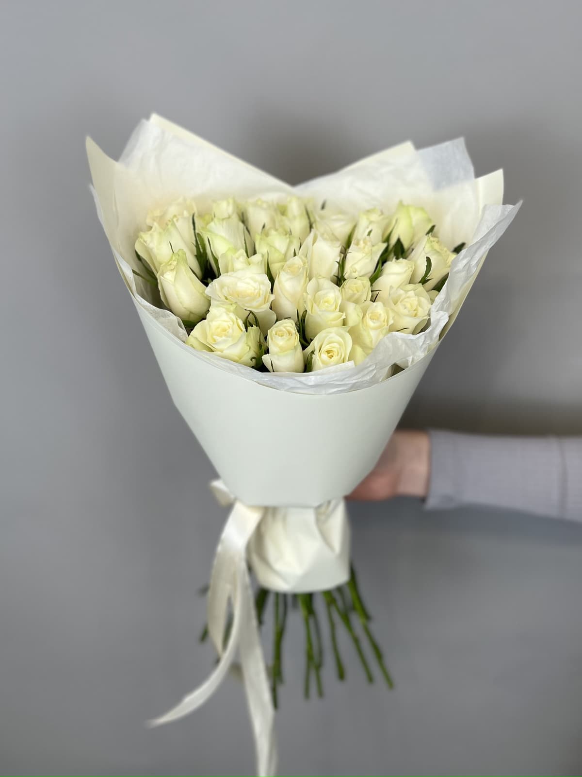 Цветочный букет из 25 белых роз Кения 35-40 см в матовой бумаге