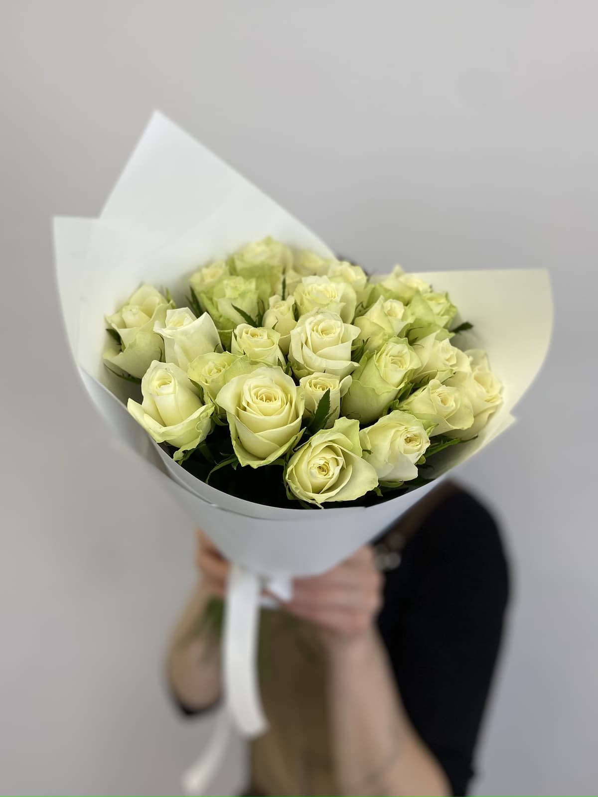Цветочный букет из 25 белых роз Кения 35-40см в матовом оформлении