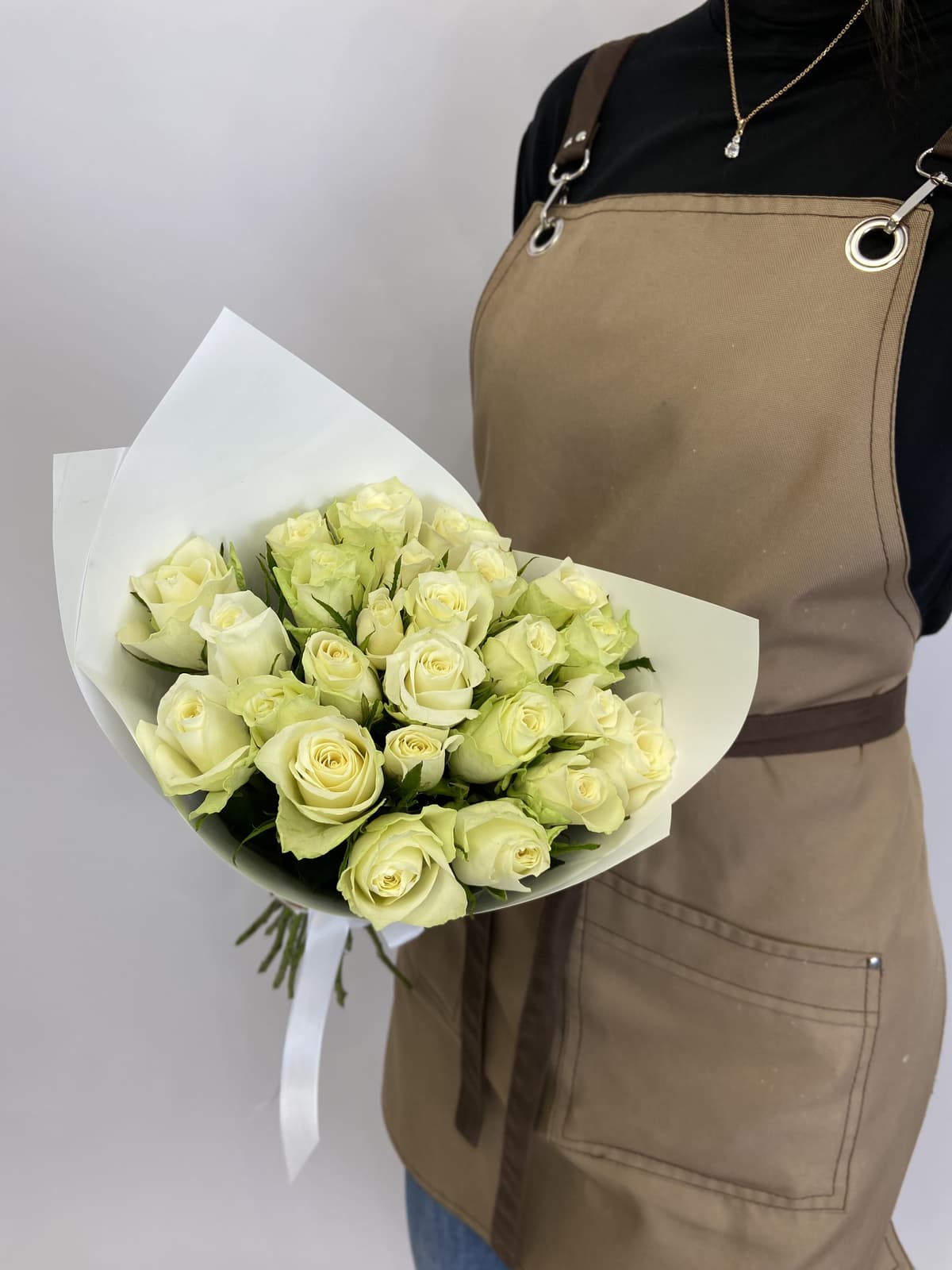 Цветочный букет из 25 белых роз Кения 35-40см в матовом оформлении