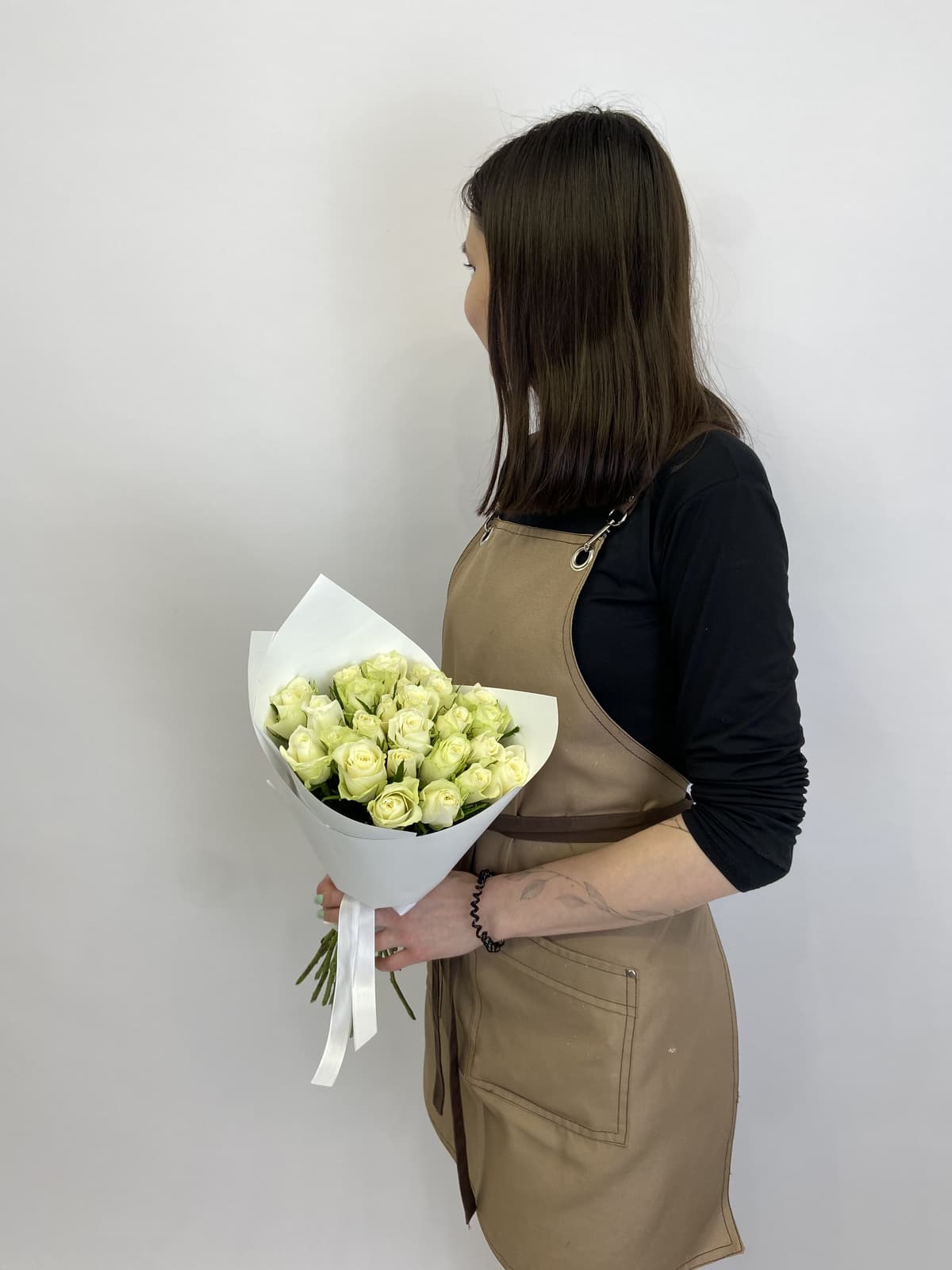 Цветочный букет из 25 белых роз Кения 35-40см в матовом оформлении