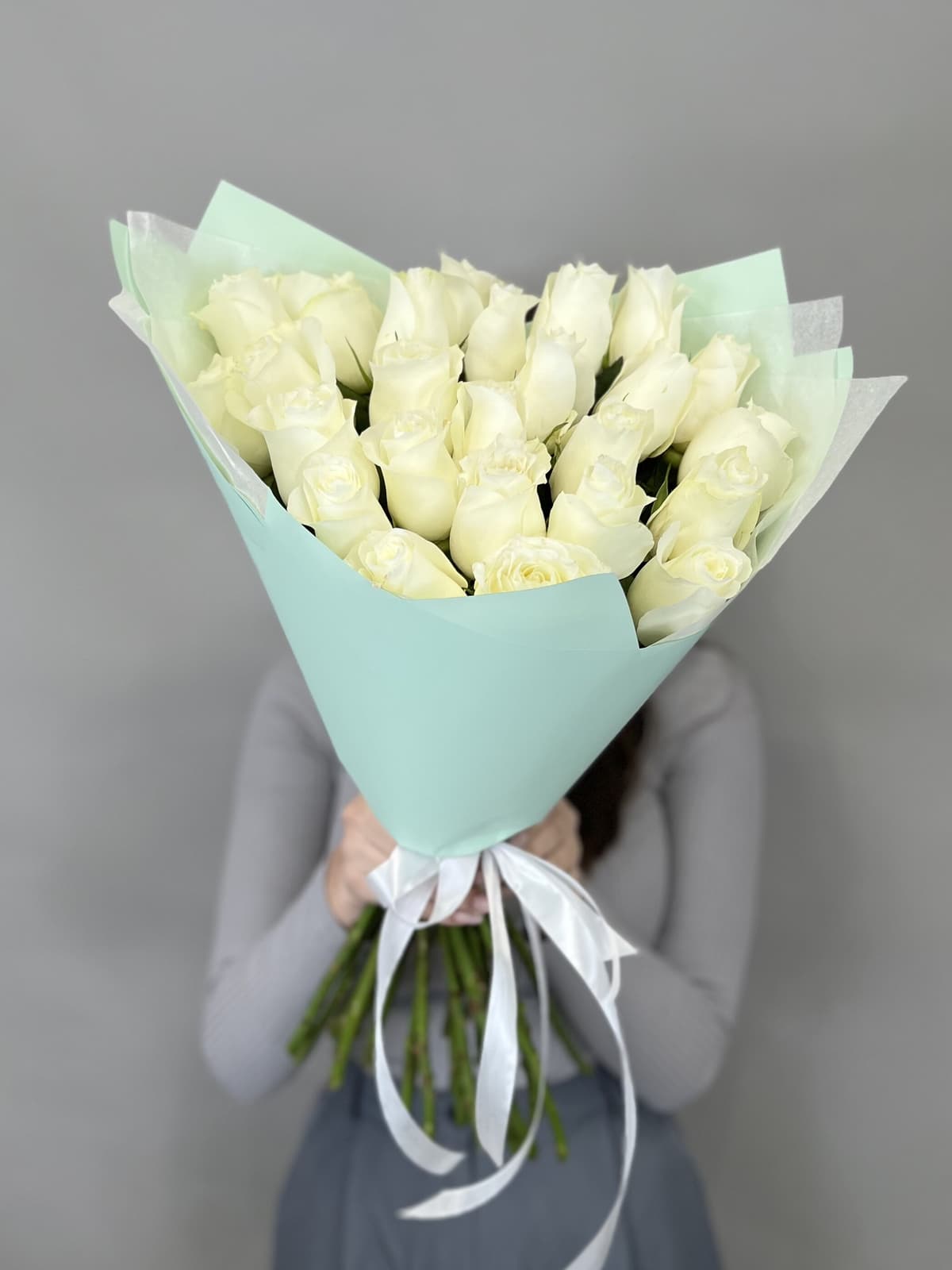 Свежий букет из 25 белых роз стандарт 50 см в оформлении