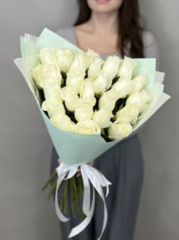 Свежий букет из 25 белых роз стандарт 50 см в оформлении