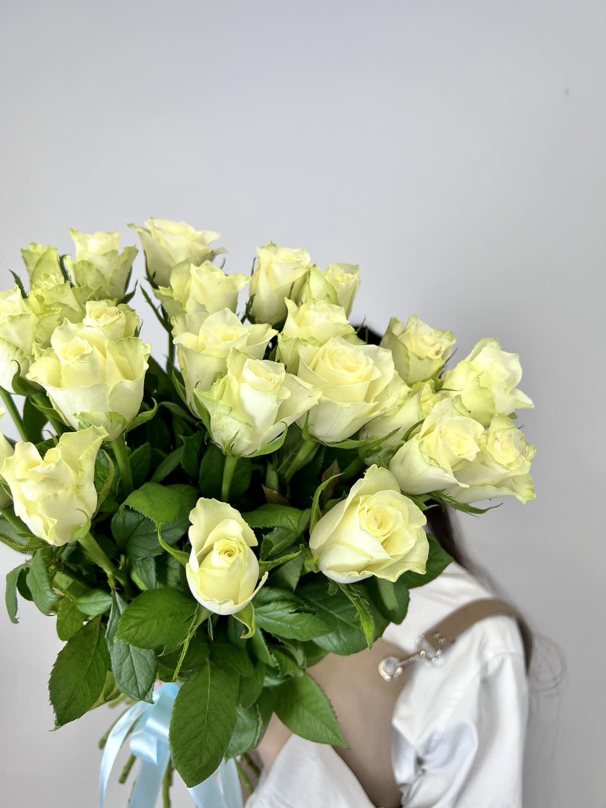 Красочный букет из 25 белых роз стандарт 50 см