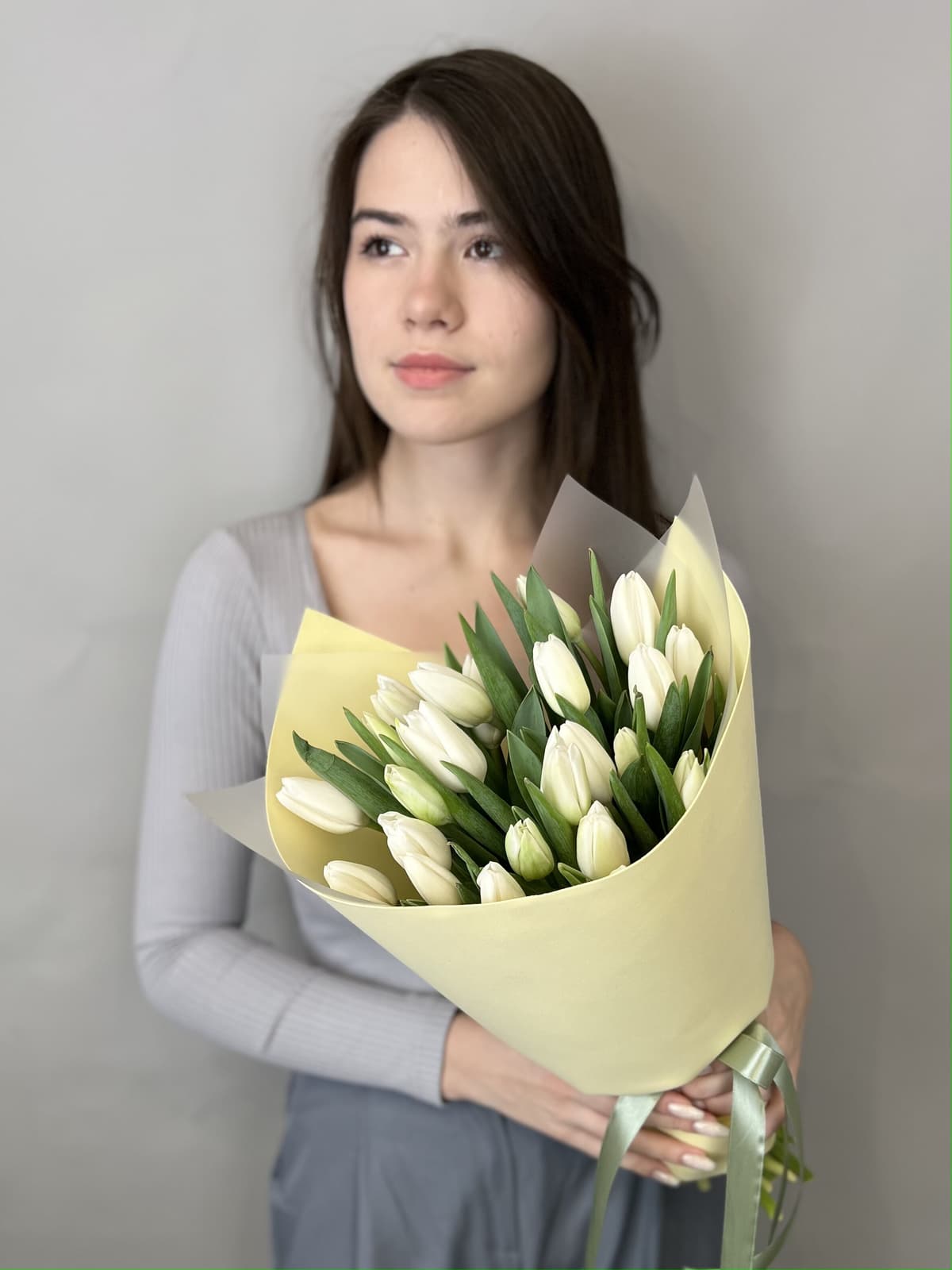 Роскошный букет из 25 белых тюльпанов в фоамиране