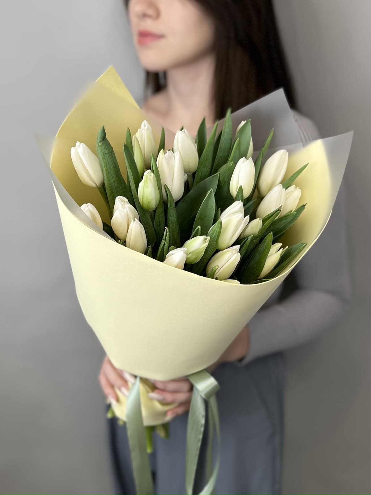 Роскошный букет из 25 белых тюльпанов в фоамиране