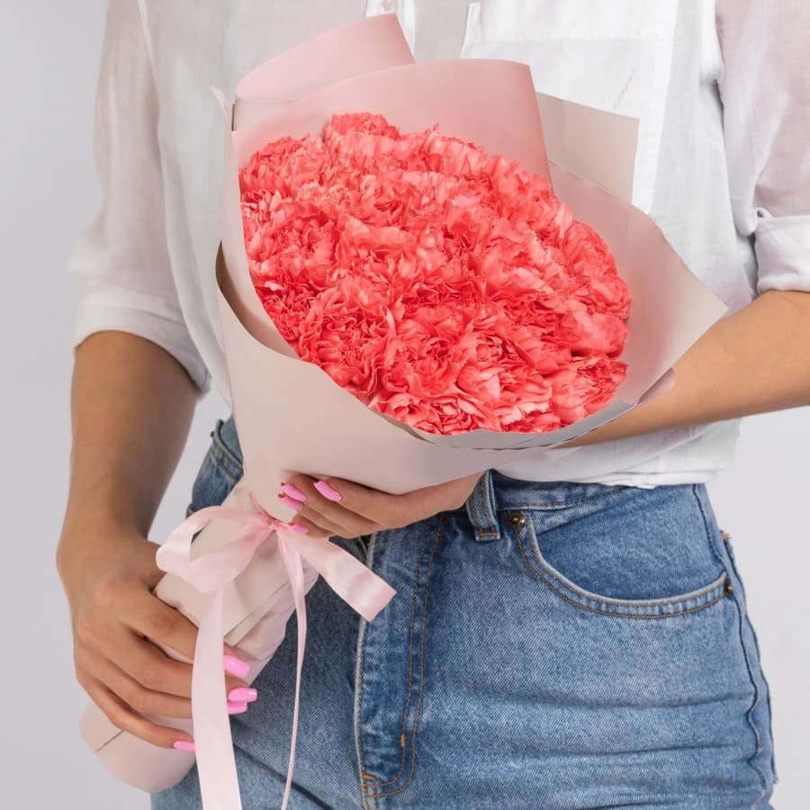 Стильный букет из 25 диантусов в матовой бумаге