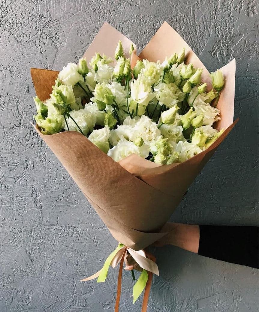 Красочный букет из 25 Эустом в крафте