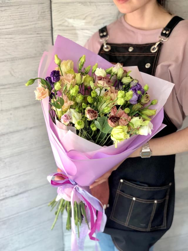 Праздничный букет из 25 эустом в матовой бумаге Праздничный букет из 25 эустом в матовой бумаге