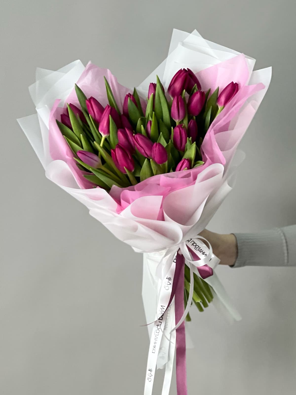 Букет из 25 фиолетовых тюльпанов в фирменной упаковке