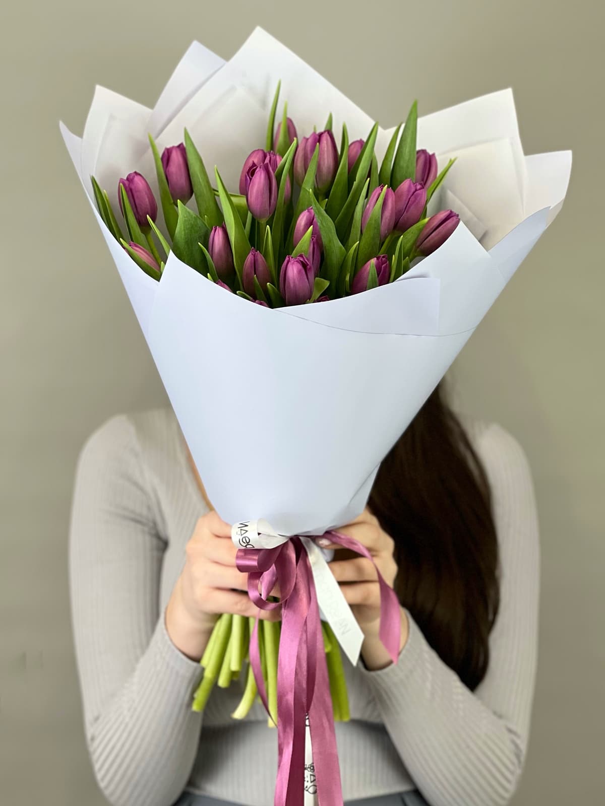 Букет из 25 фиолетовых тюльпанов