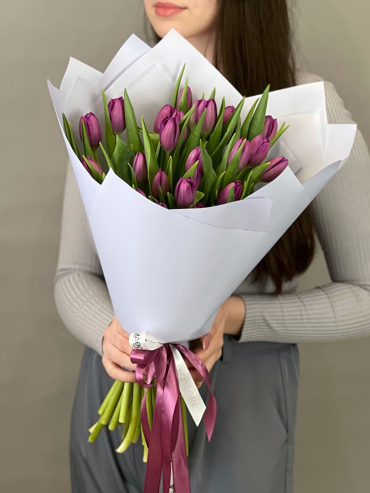 Букет из 25 фиолетовых тюльпанов