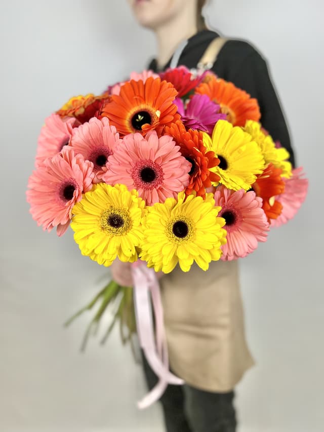 Дизайнерский букет из 25 гербер ассорти Дизайнерский букет из 25 гербер ассорти