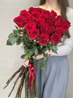 Букет из 25 красных роз 70 см премиум