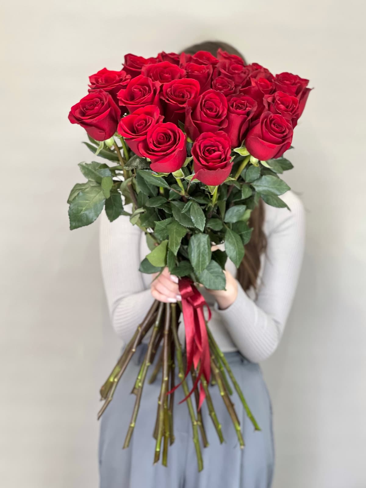 Букет из 25 красных роз 70 см премиум