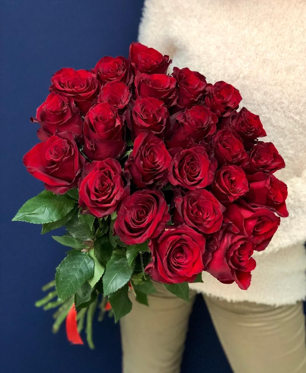 Праздничный букет из 25 красных роз Эквадор 60 см