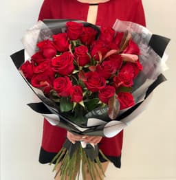 Букет из 25 красных Роз Эквадор с зеленью в матовой бумаге 50 см