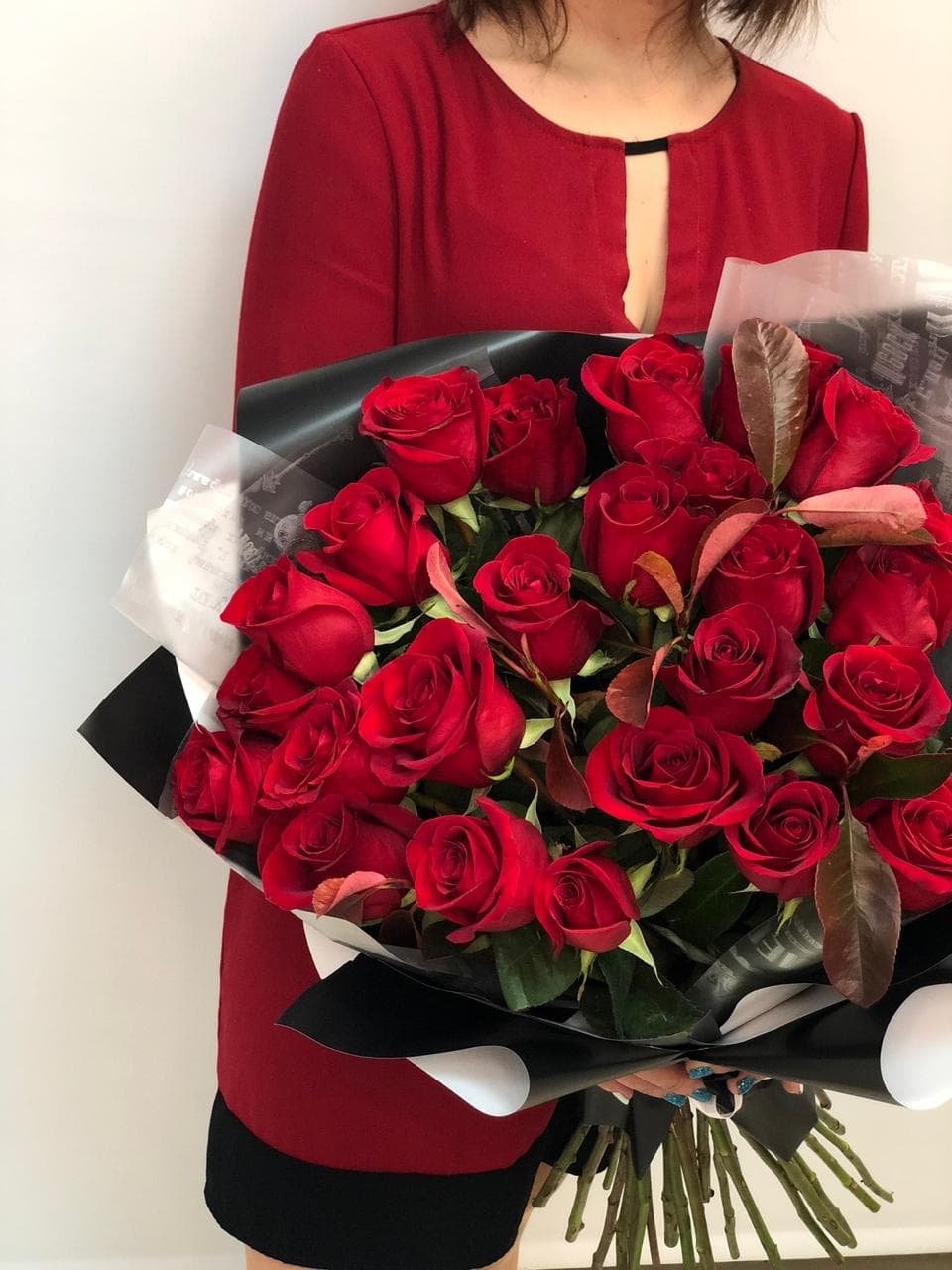 Букет из 25 красных Роз Эквадор с зеленью в матовой бумаге 70 см