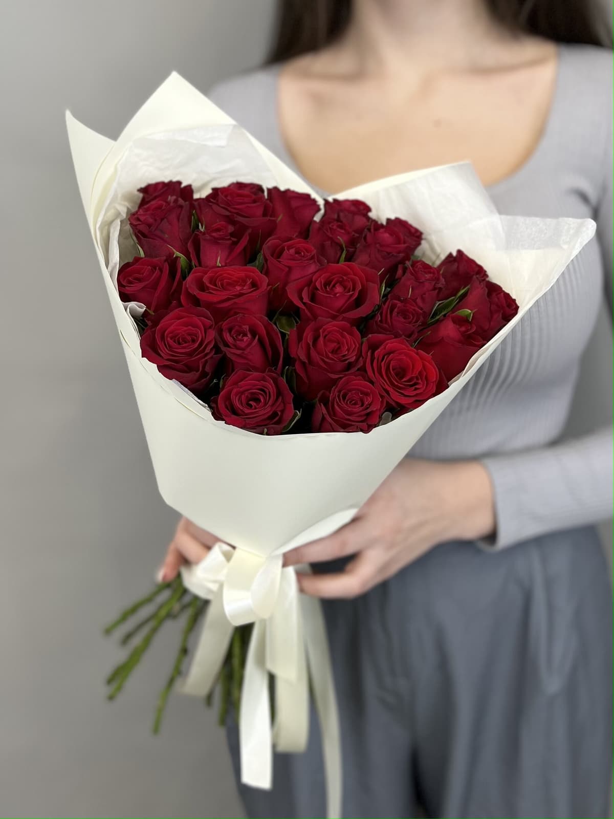 Красивый букет из 25 красных роз Кения 35-40 см в матовой бумаге
