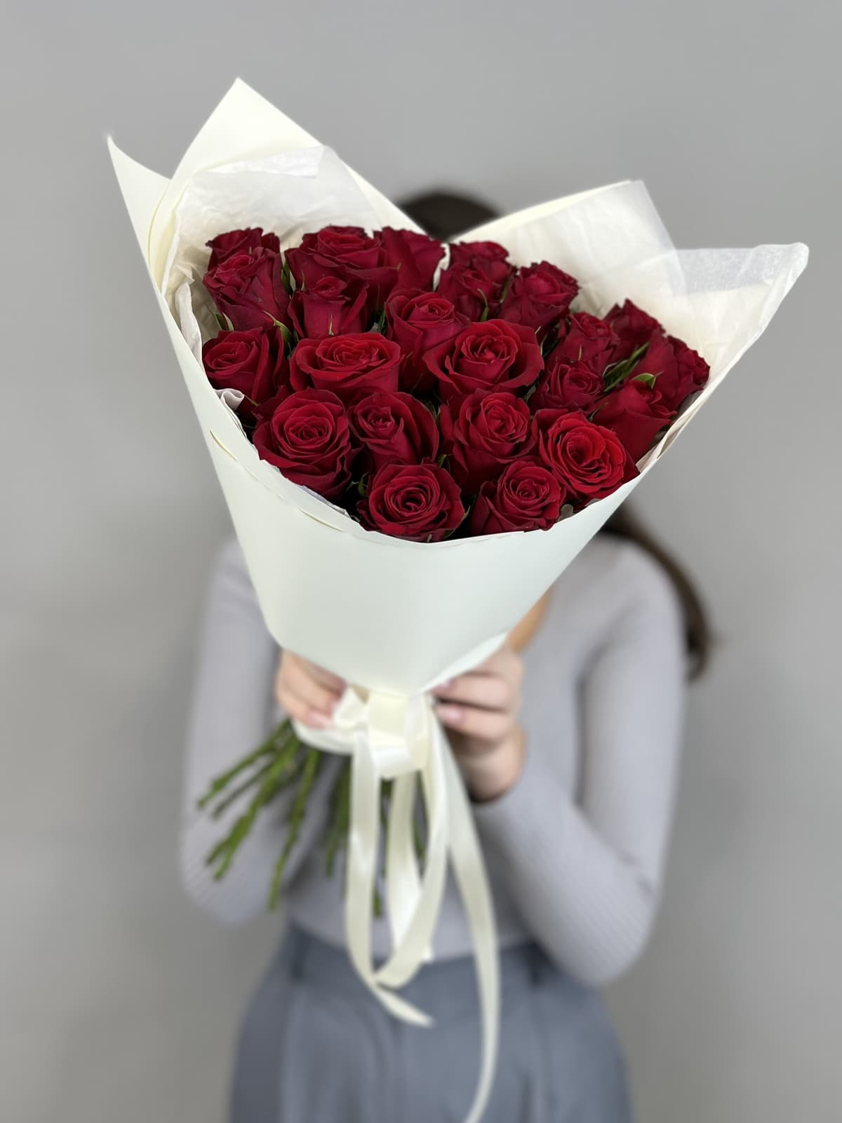 Красивый букет из 25 красных роз Кения 35-40 см в матовой бумаге