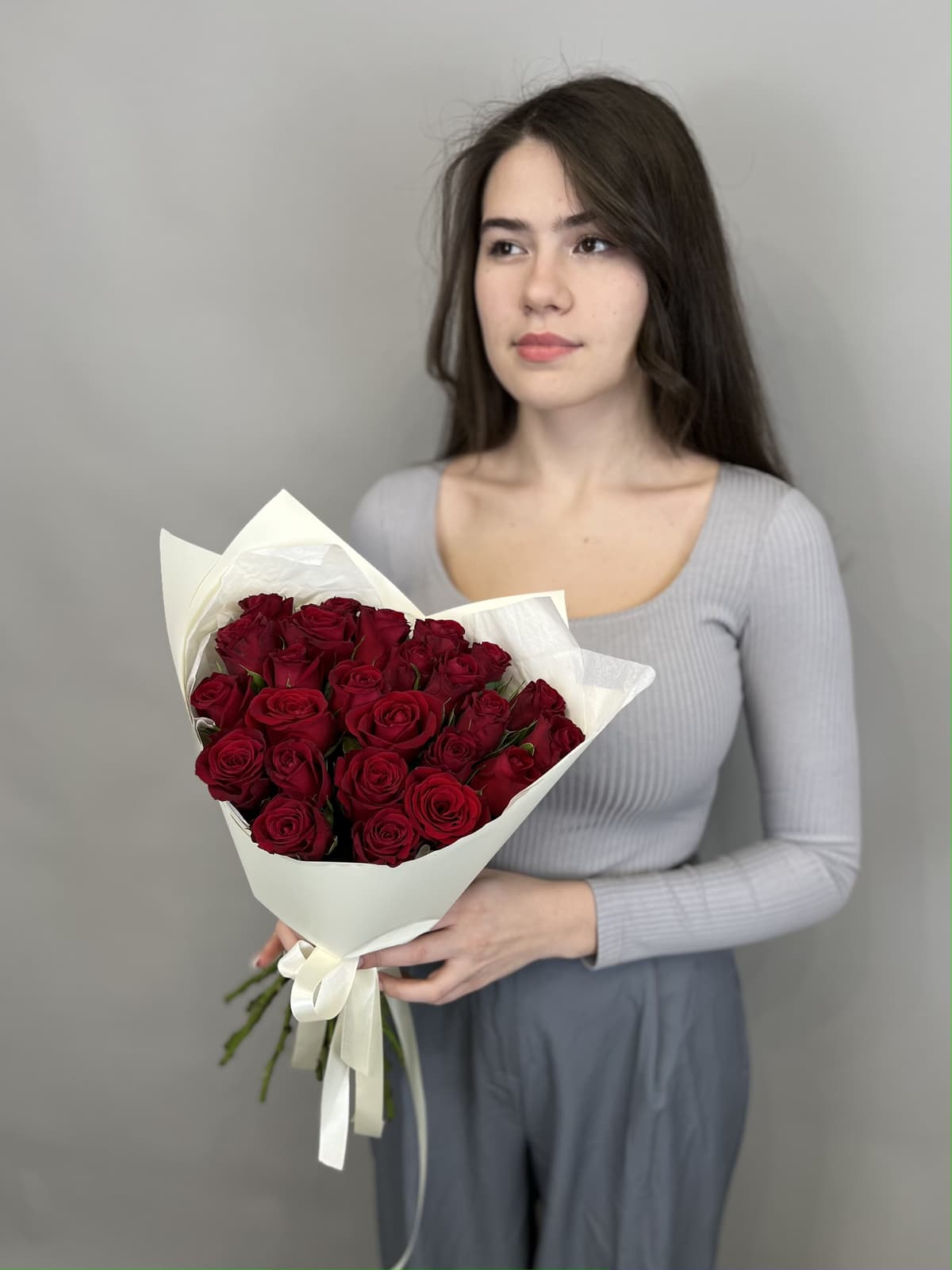 Красивый букет из 25 красных роз Кения 35-40 см в матовой бумаге