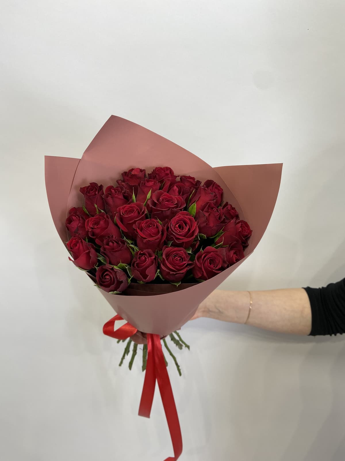 Свежий букет из 25 красных роз Кения 35-40см в матовом