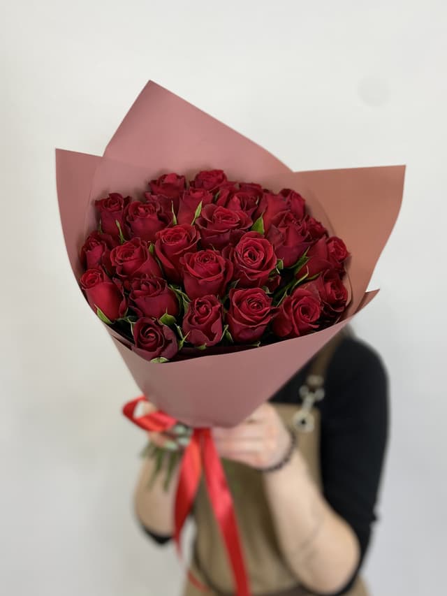 Свежий букет из 25 красных роз Кения 35-40см в матовом Свежий букет из 25 красных роз Кения 35-40см в матовом