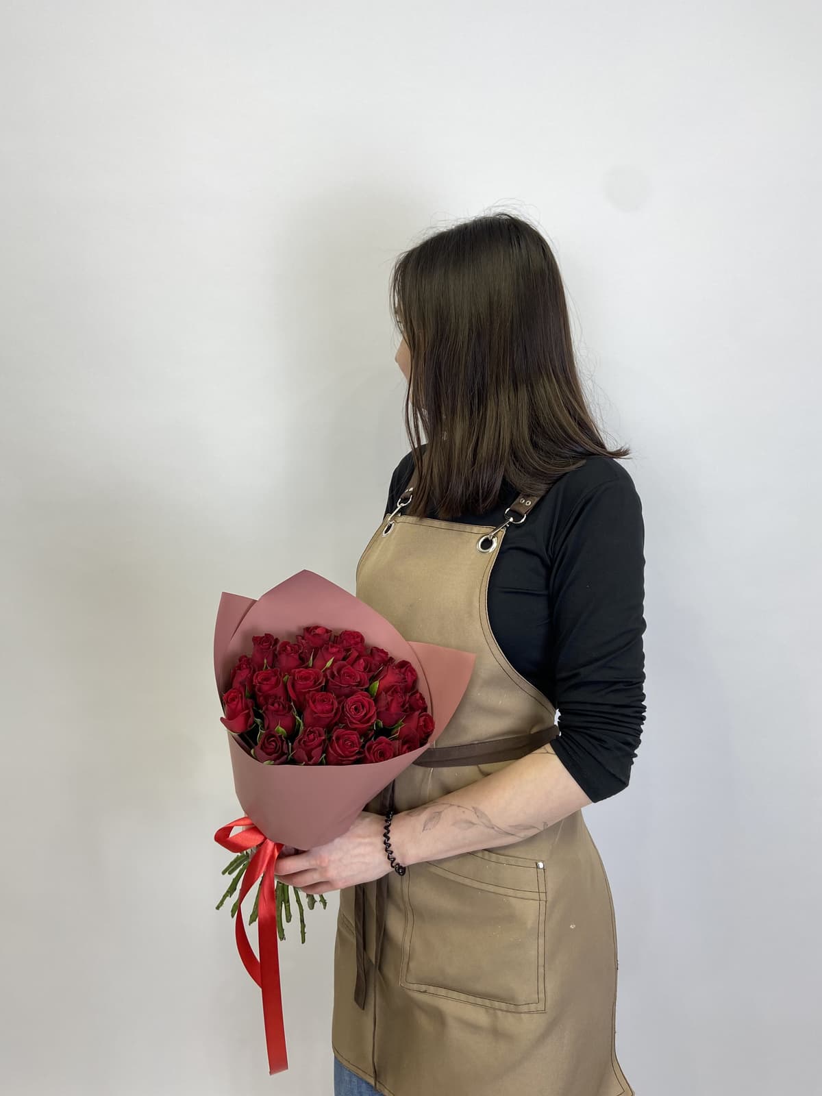 Свежий букет из 25 красных роз Кения 35-40см в матовом