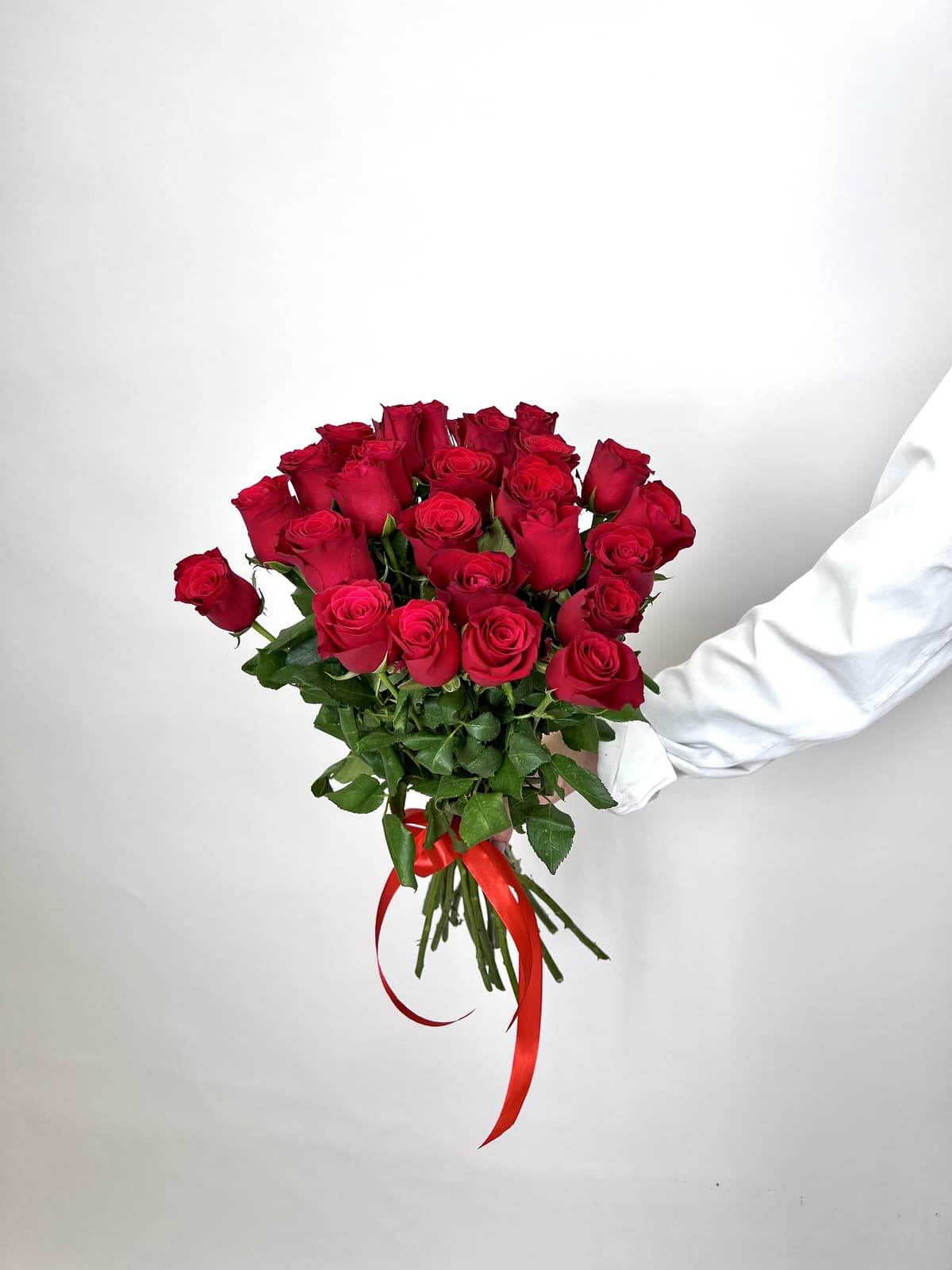 Стильный букет из 25 красных роз стандарт 50 см