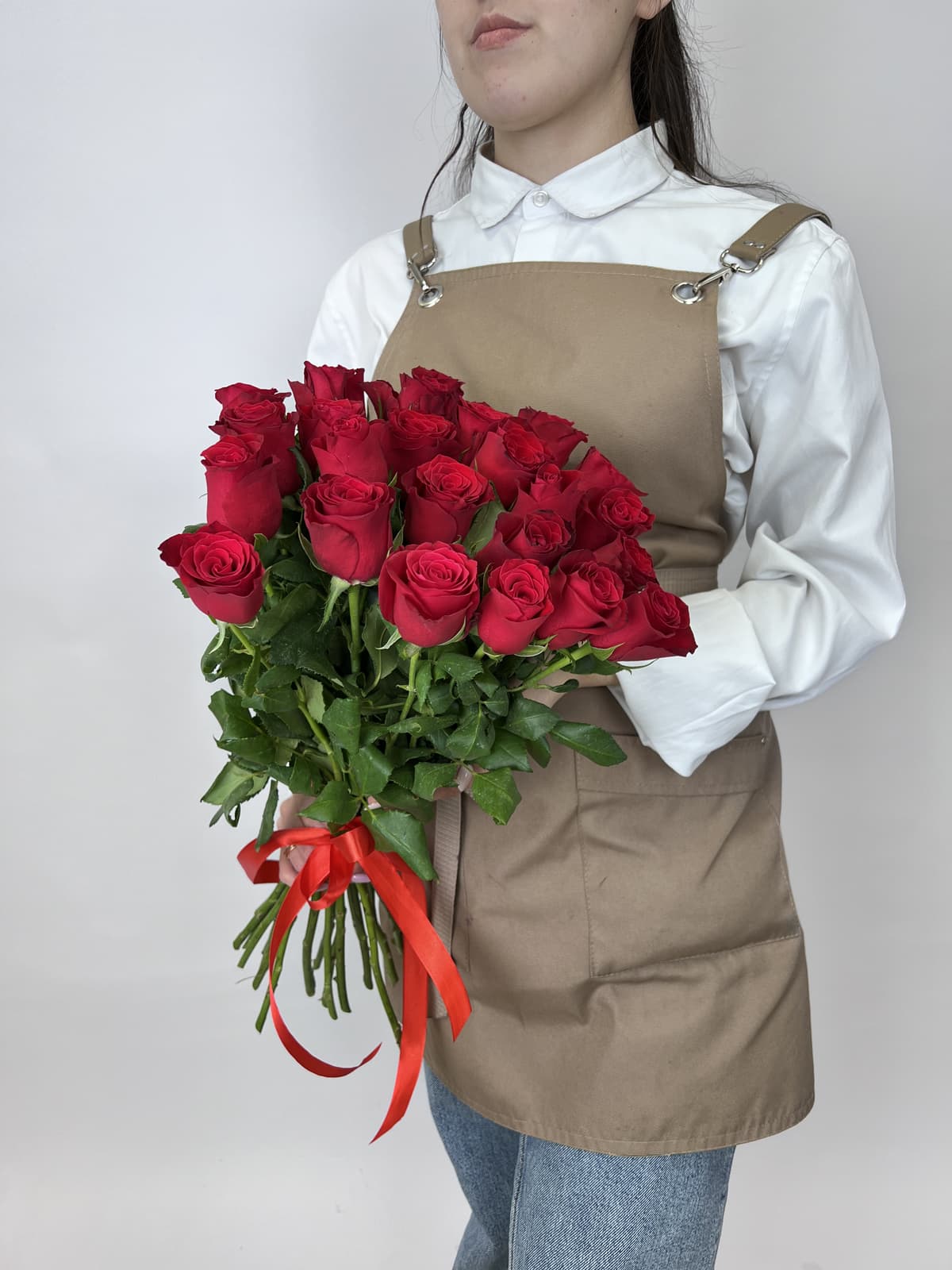 Стильный букет из 25 красных роз стандарт 50 см