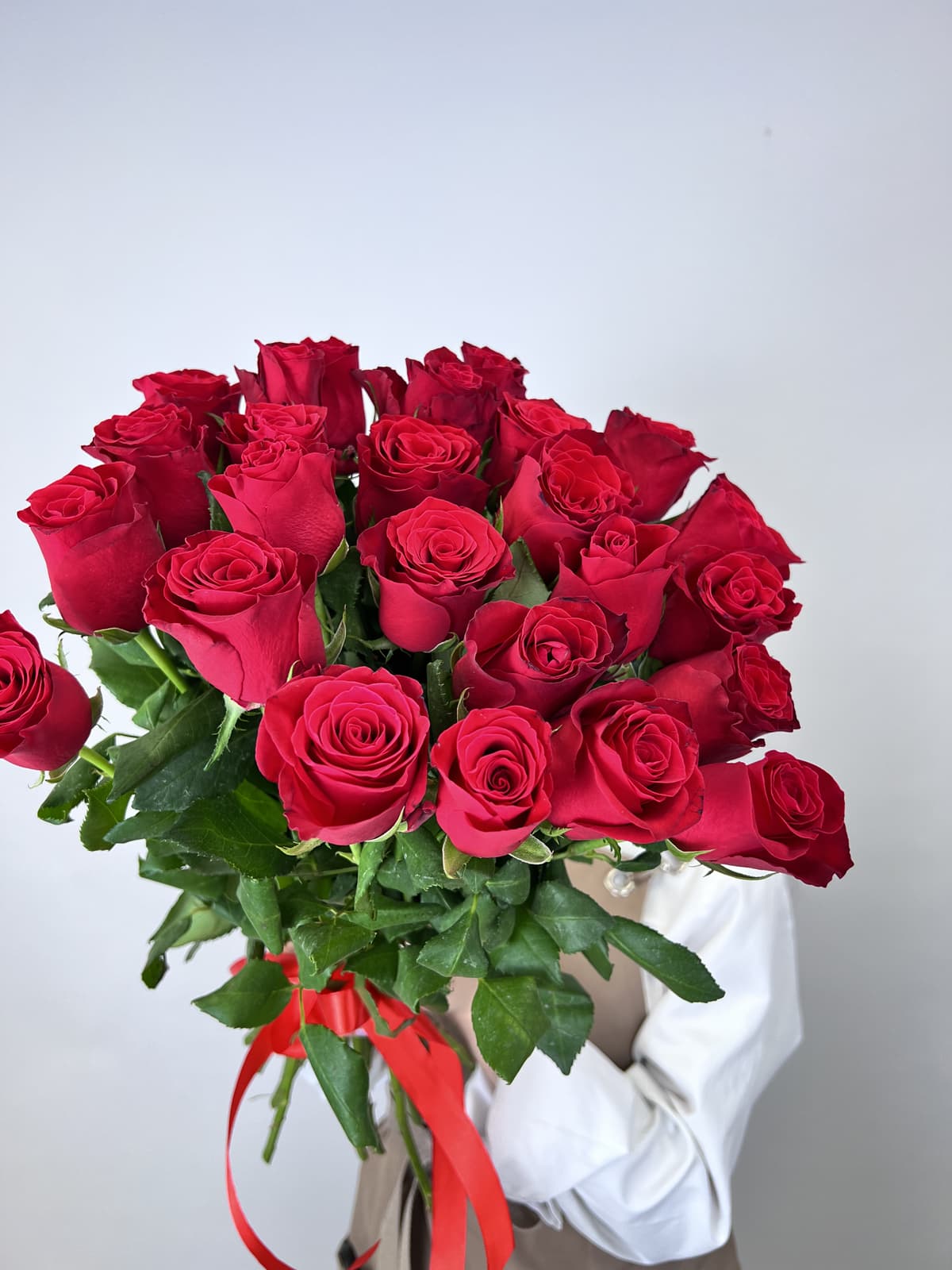 Стильный букет из 25 красных роз стандарт 50 см