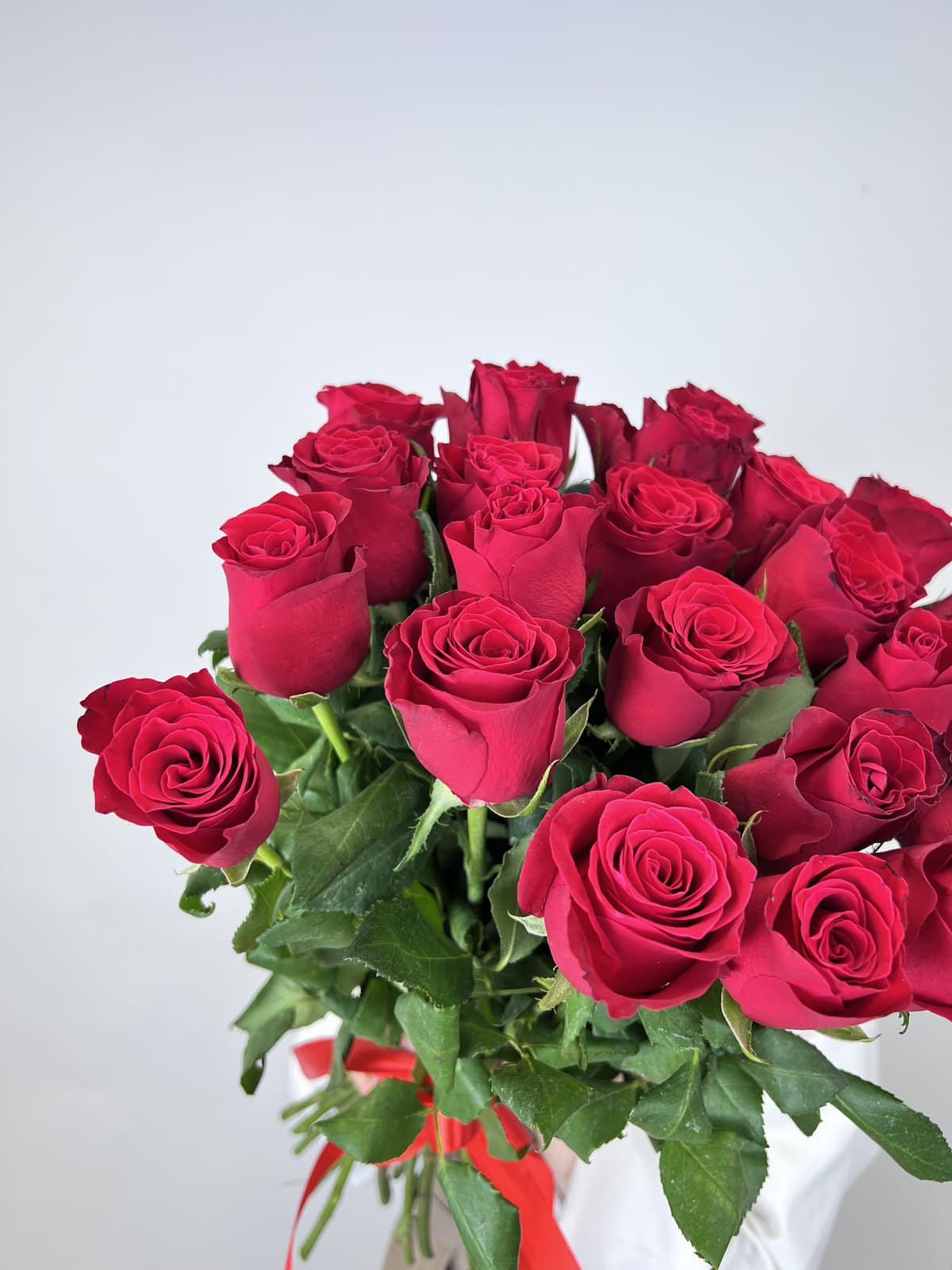 Стильный букет из 25 красных роз стандарт 50 см