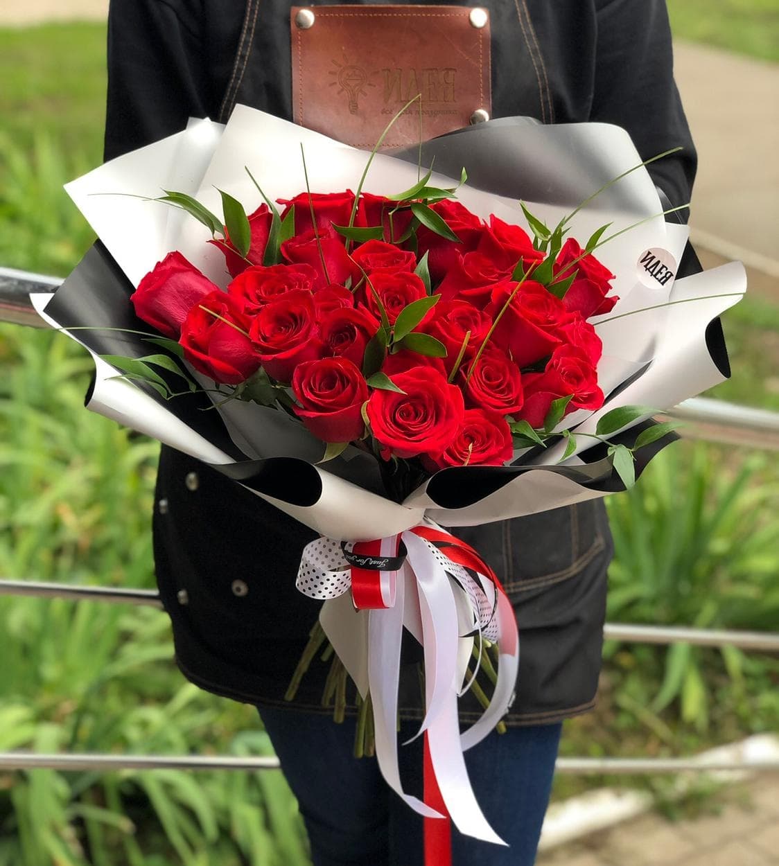 Букет из 25 красных Роз в фирменном оформлении 100 см
