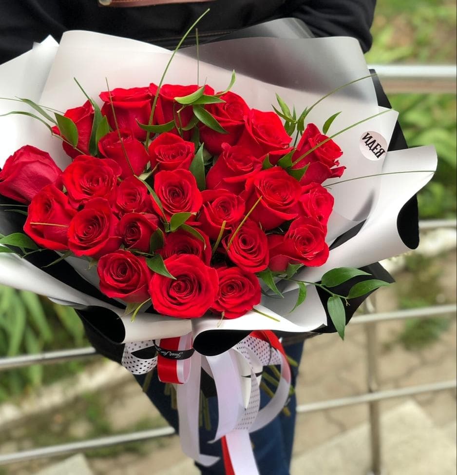 Букет из 25 красных Роз в фирменном оформлении 90 см