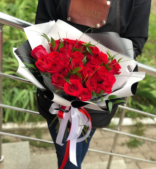 Букет из 25 красных Роз в фирменном оформлении 90 см Букет из 25 красных Роз в фирменном оформлении 90 см