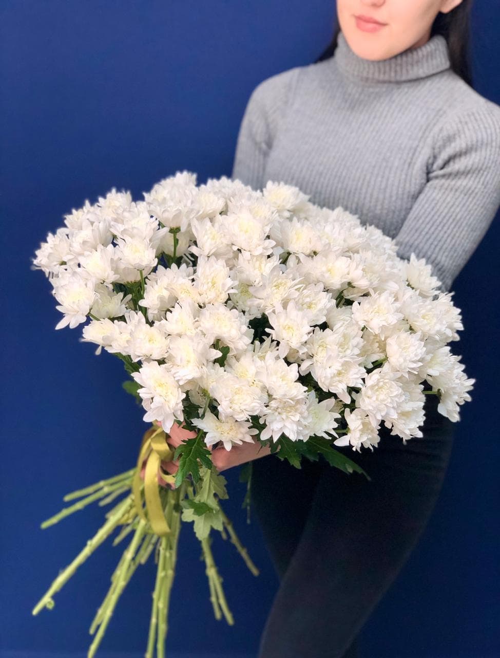 Нежный букет из 25 кустовых хризантем