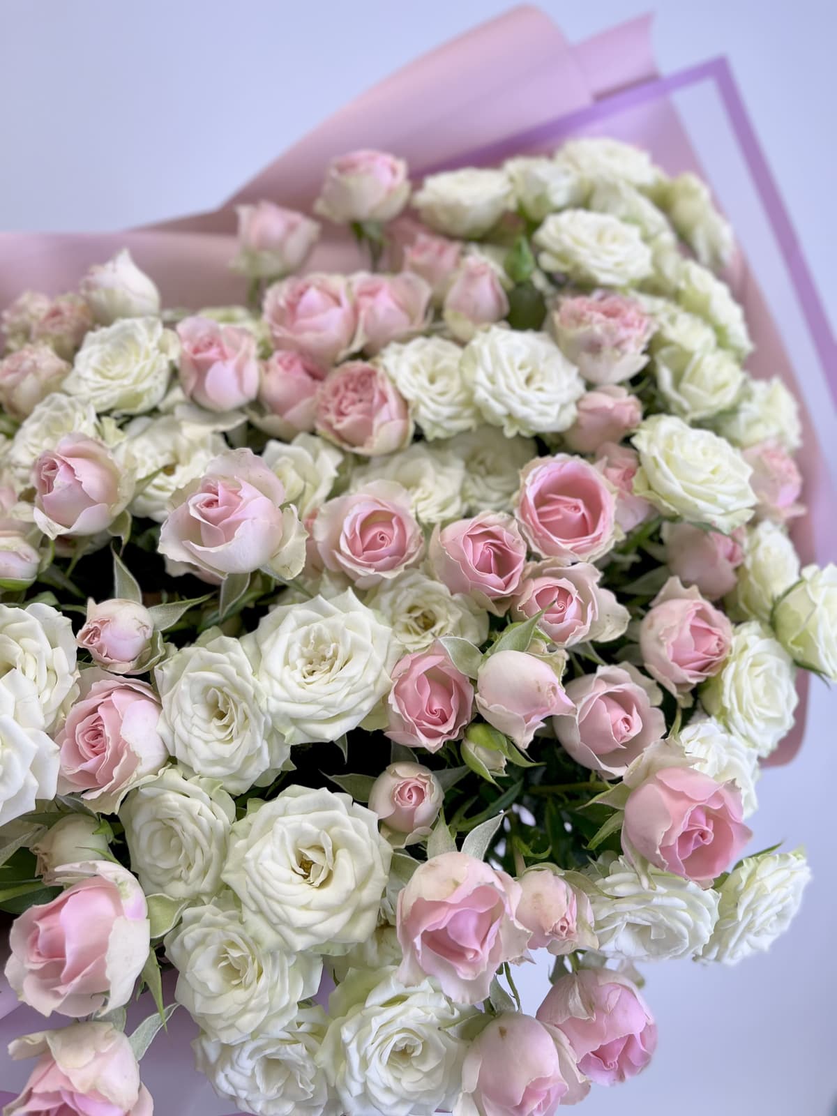 Праздничный букет из 25 кустовых роз микс в матовой бумаге