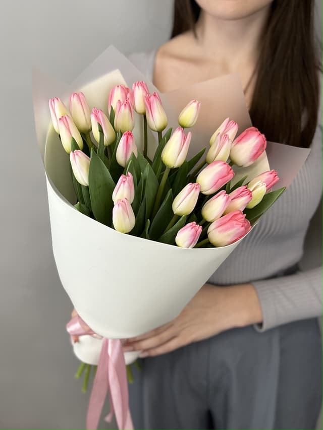 Популярный букет из 25 нежно розовых тюльпанов в фоамиране Популярный букет из 25 нежно розовых тюльпанов в фоамиране