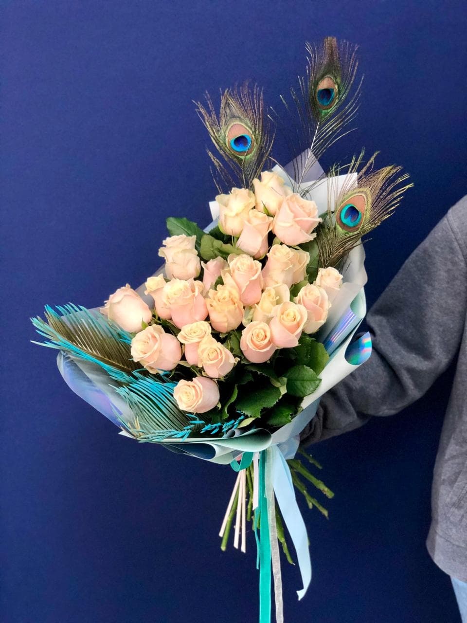 Роскошный букет из 25 нежных Роз Эквадор в стильном оформлении 60 см