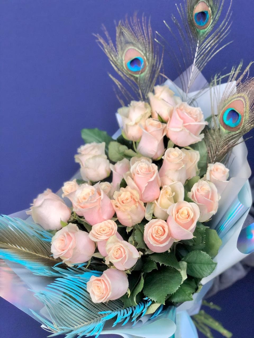 Роскошный букет из 25 нежных Роз Эквадор в стильном оформлении 60 см