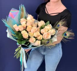 Роскошный букет из 25 нежных Роз Эквадор в стильном оформлении 60 см