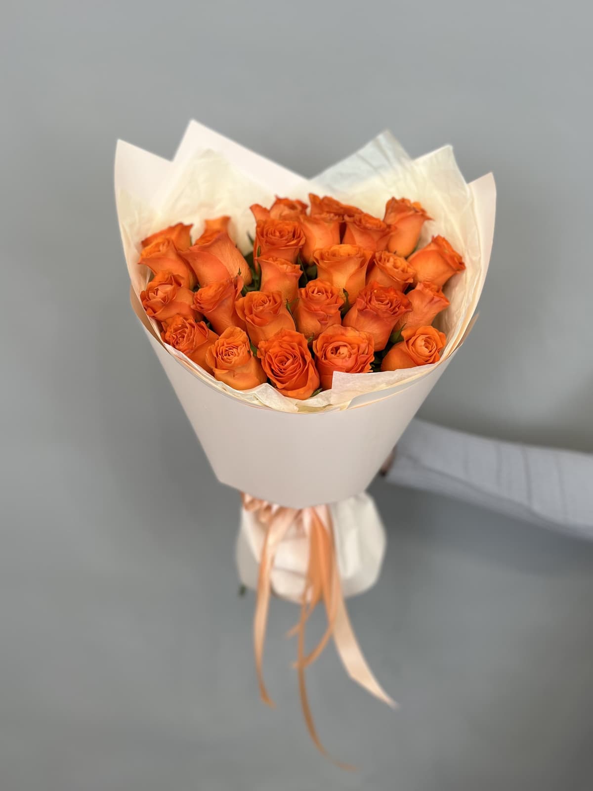 Дизайнерский букет из 25 оранжевых роз Кения 35-40 см в матовой бумаге