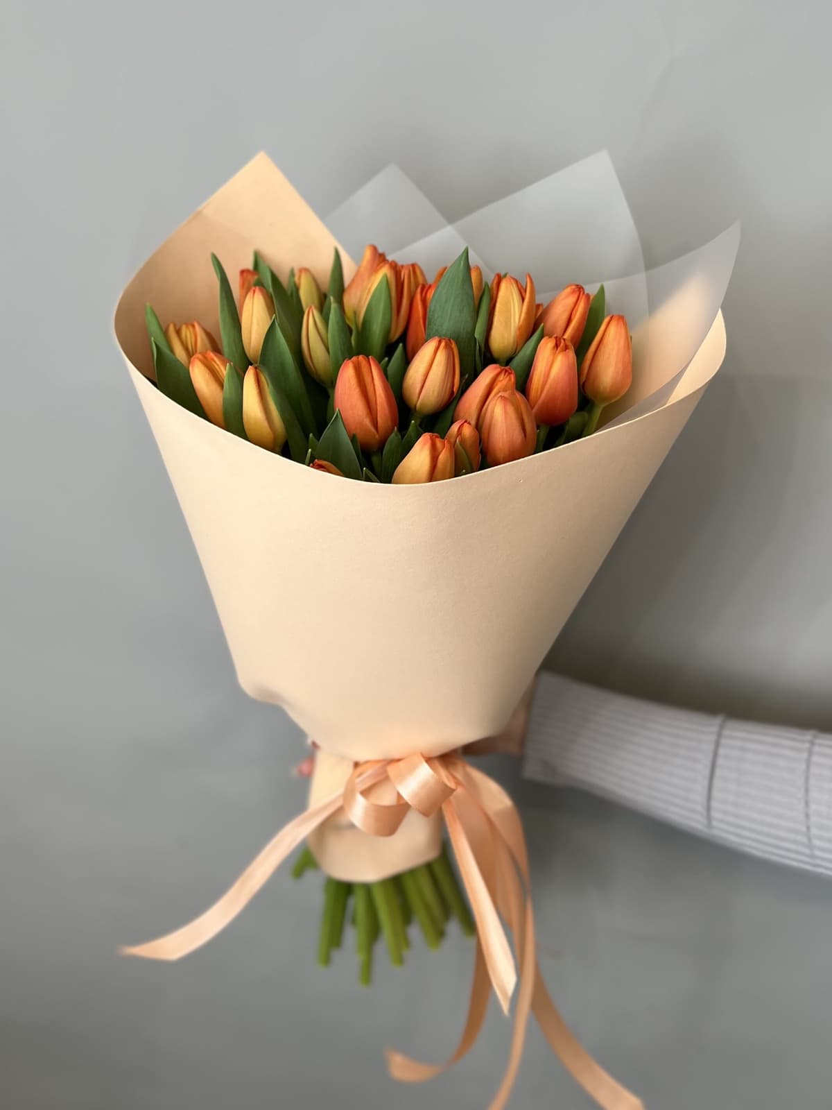 Букет из 25 оранжевых тюльпанов в фоамиране