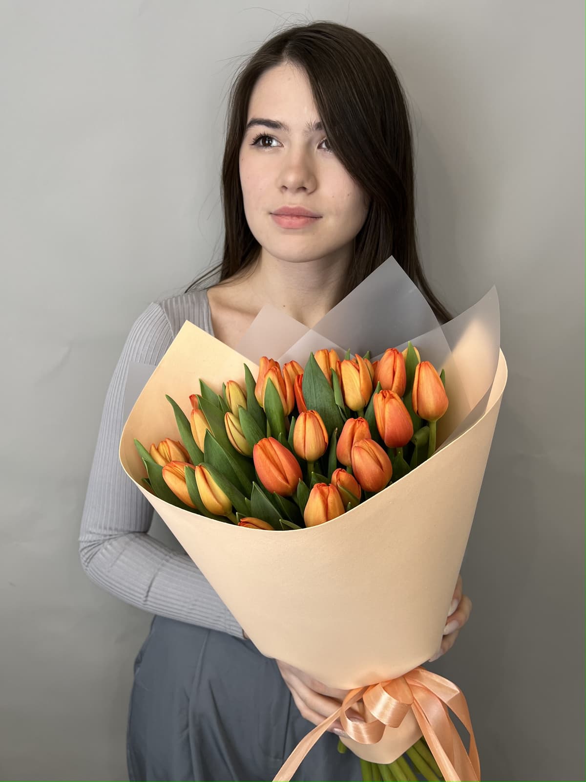 Букет из 25 оранжевых тюльпанов в фоамиране