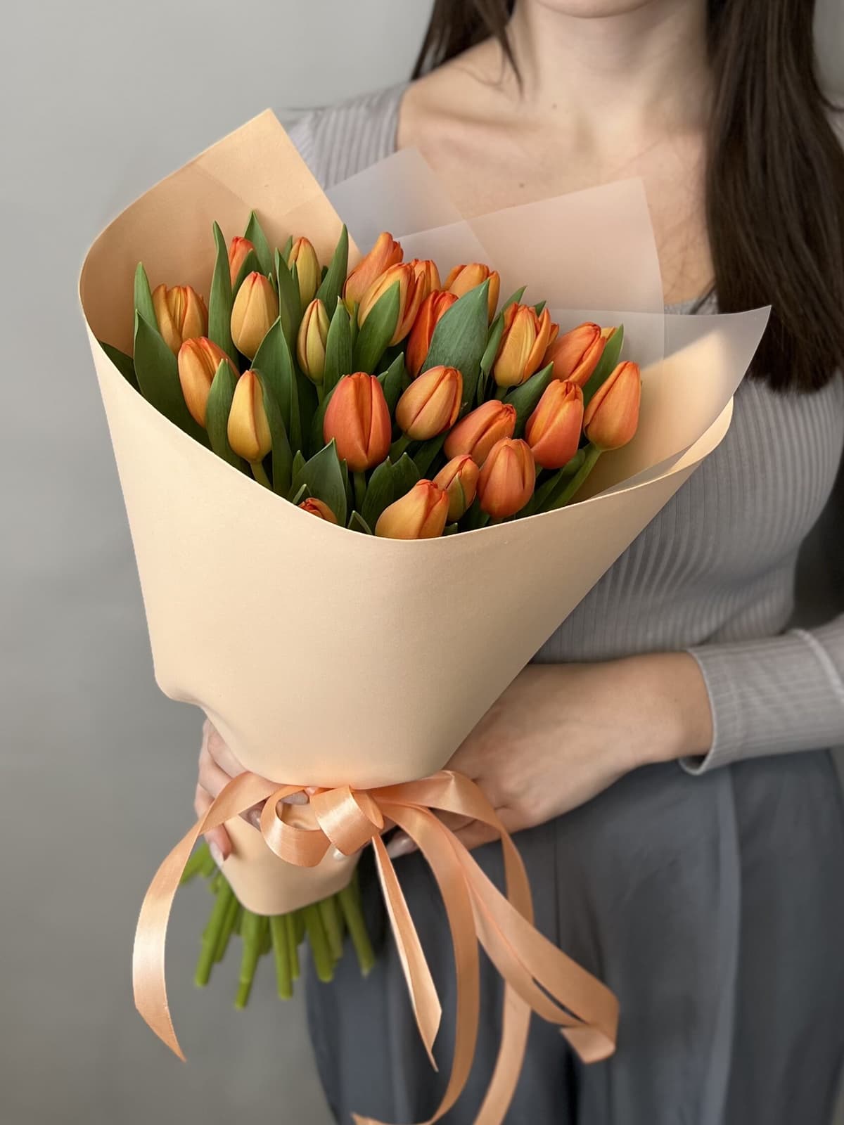 Букет из 25 оранжевых тюльпанов в фоамиране
